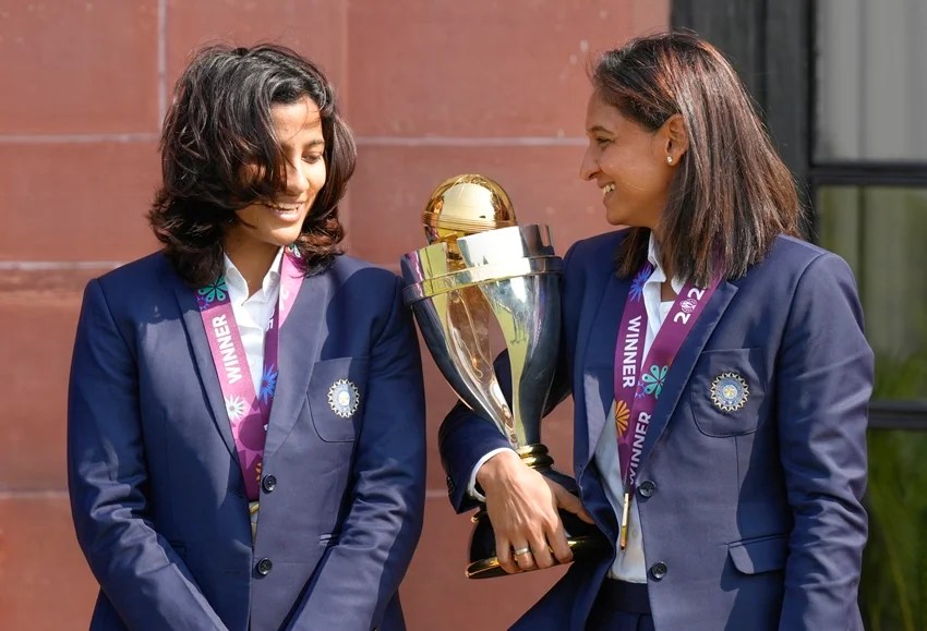 Harmanpreet Kaur presenting jersey to President Murmu