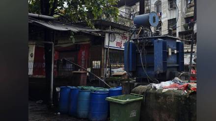 Vasai Virar Electric Transformer Safety: दुर्घटनांनंतर महावितरण आली जाग…रोहित्रांना लागणार सुरक्षा जाळ्या Vasai Virar Electric Transformer Safety: दुर्घटनांनंतर महावितरण आली जाग…रोहित्रांना लागणार सुरक्षा जाळ्या