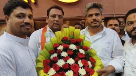 कल्याणमध्ये आमदार रोहित पवार यांचे स्वागत करताना राष्ट्रवादीचे नेते महेश तपासे. (छायाचित्र सौजन्य - लोकसत्ता टीम)