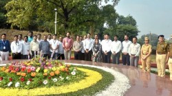 सुप्रिया सुळे यांच्या नाराजीनंतर यशवंतरावांना प्रशासनाची आदरांजली; अधिकाऱ्यांच्या एकत्रितपणे आदरांजलीची अनेक अंगाने चर्चा