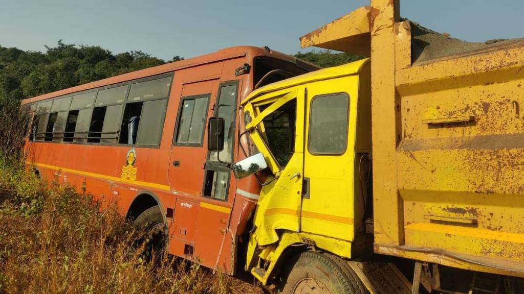 Twenty passengers injured in ST dumper collision on Kas plateau near Satara