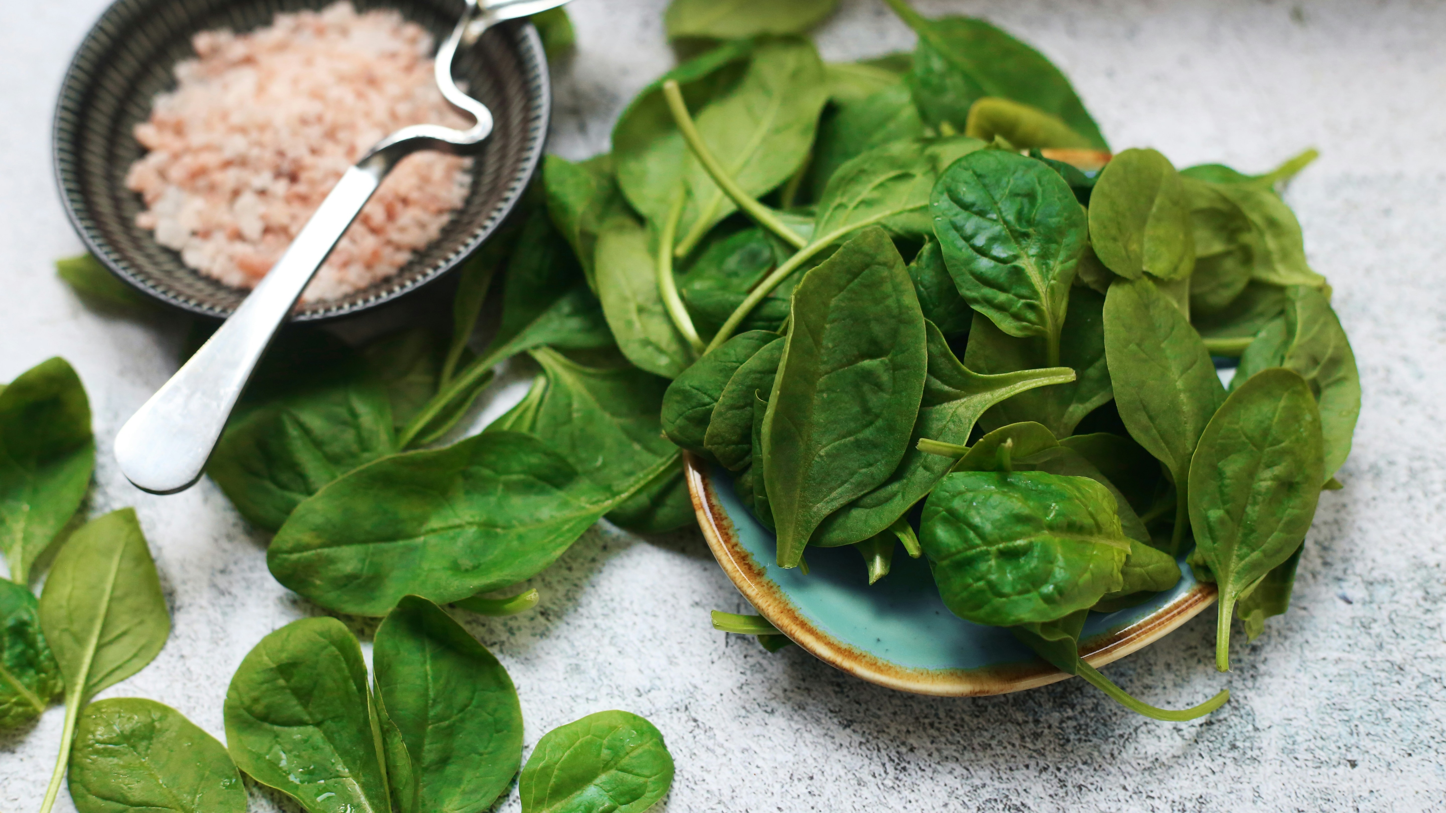 Fresh green spinach leaves that improve gut health naturally