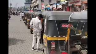 Rickshaws parked on the opposite side of the highway along the Nalasopara flyover