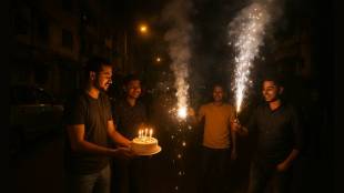 Birthday celebrations after 12 midnight in Thane; police struggle