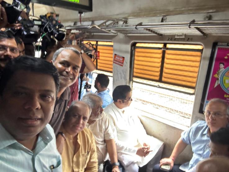 commuters-selfie-with-raj-thackeray