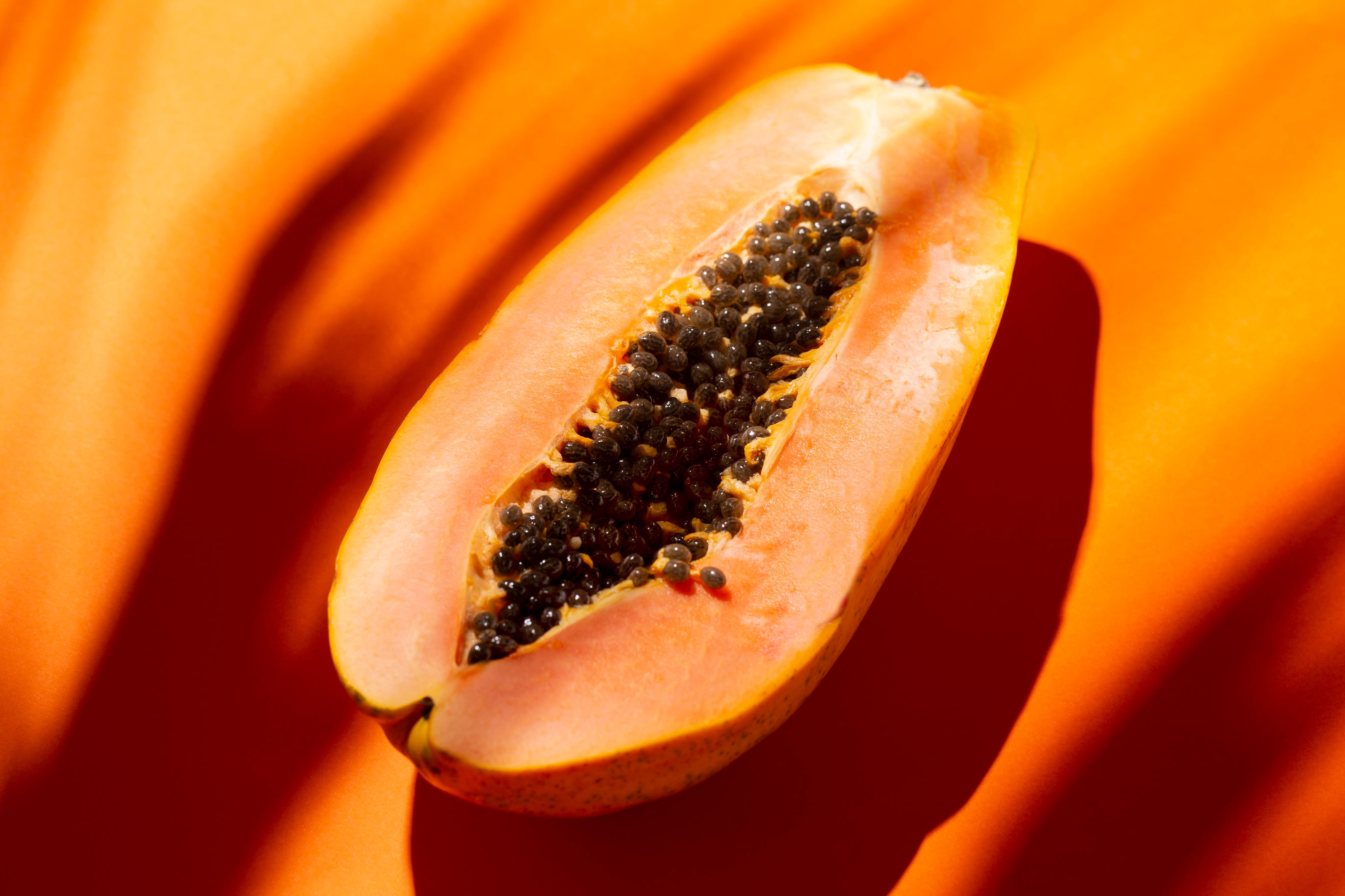 Papaya with lemon juice for a healthy morning.