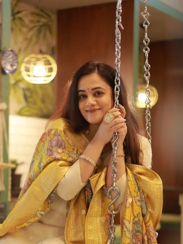 spruha joshi traditional look