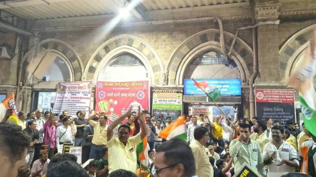 Crimes against those protesting at CSMT mumbai print news