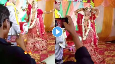 Bride’s unexpected dance after jaimala leaves the groom stunned. Bride’s unexpected dance after jaimala leaves the groom stunned.