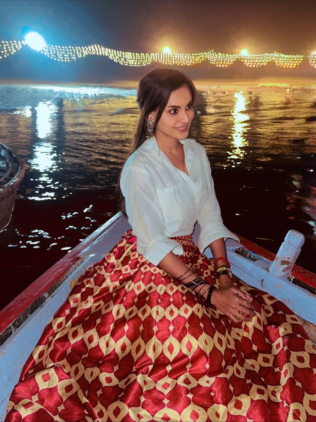 marathi actress disha pardeshi went to varanasi banaras and enjoy dev deepawali