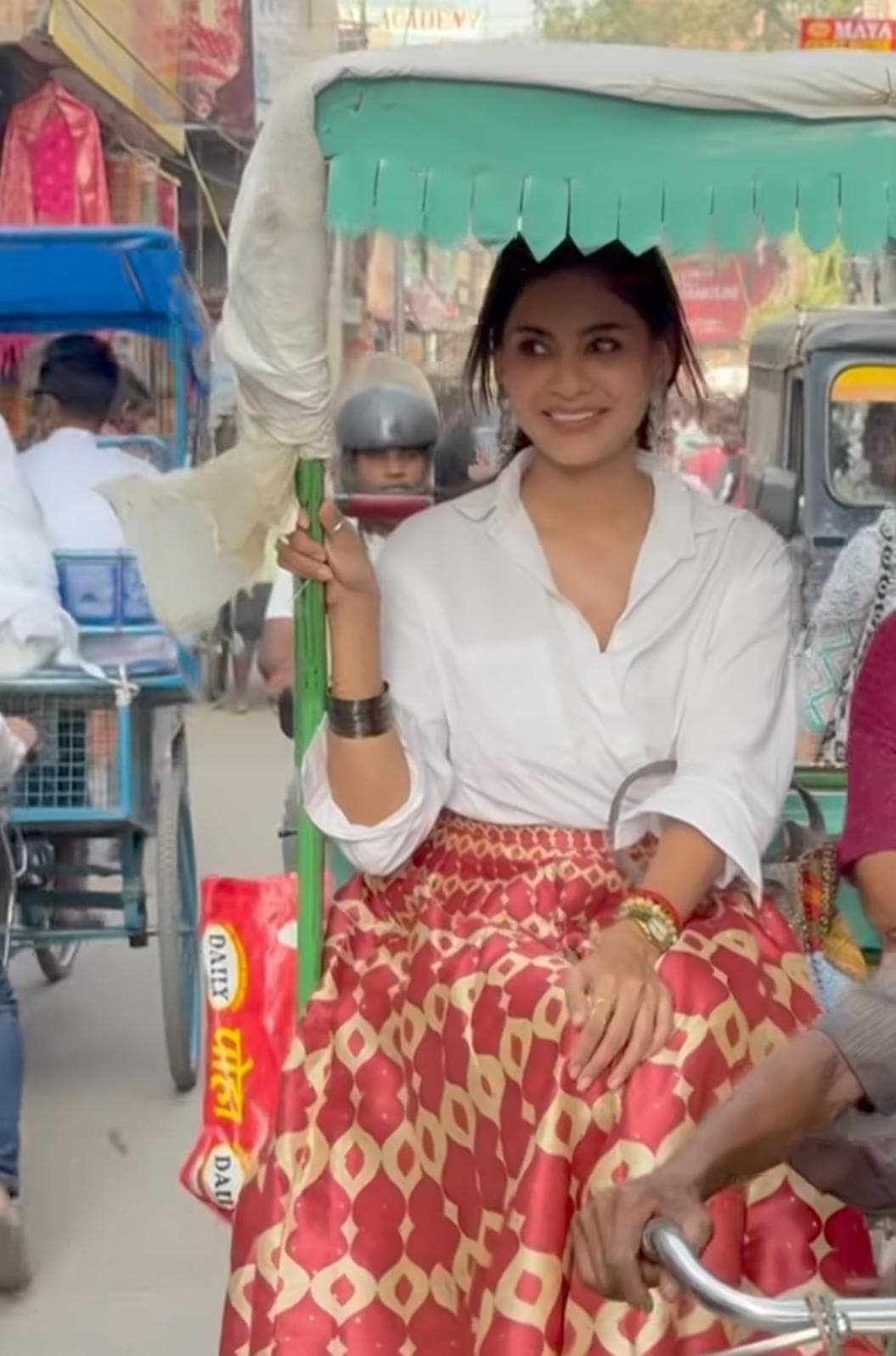 marathi actress disha pardeshi went to varanasi banaras and enjoy dev deepawali