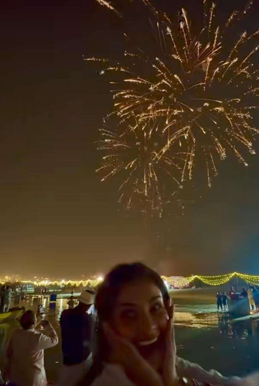 marathi actress disha pardeshi went to varanasi banaras and enjoy dev deepawali