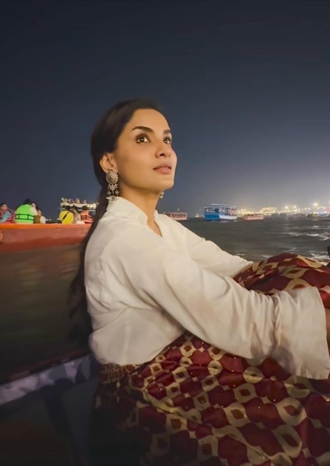 marathi actress disha pardeshi went to varanasi banaras and enjoy dev deepawali