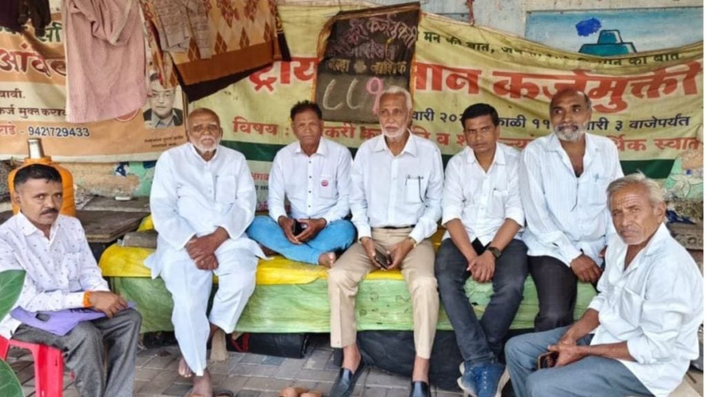 farmers black flag protest loan waiver nashik Maharashtra before local elections farmers black flag protest loan waiver nashik Maharashtra before local elections