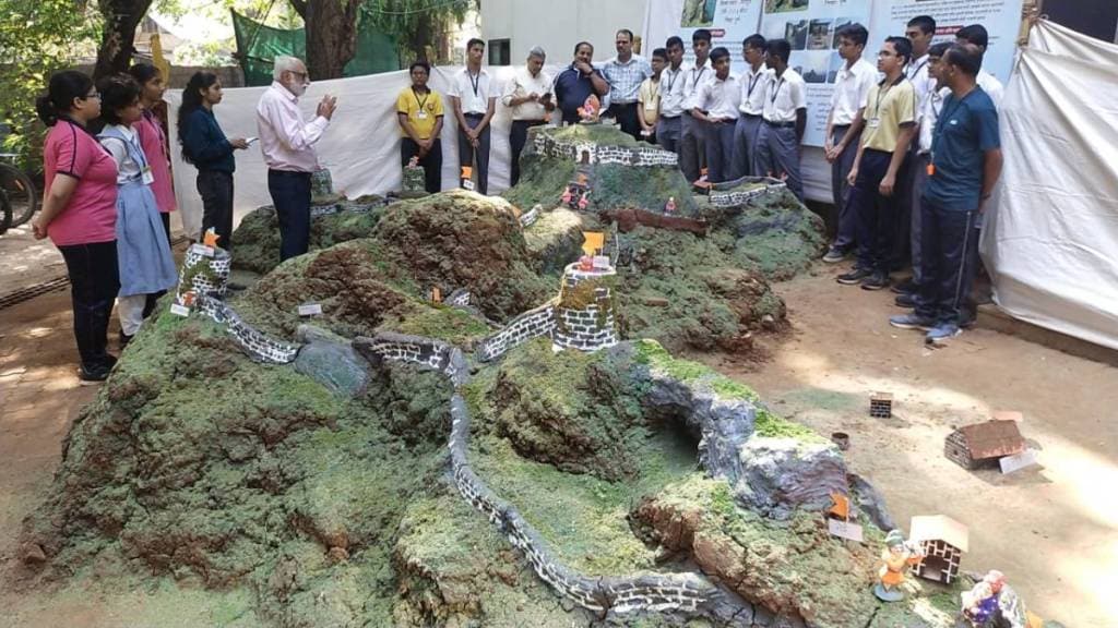 सरस्वती शाळेत विद्यार्थ्यांनी साकारली राजगडाची भव्य प्रतिकृती (छायाचित्र - दीपक जोशी) सरस्वती शाळेत विद्यार्थ्यांनी साकारली राजगडाची भव्य प्रतिकृती (छायाचित्र - दीपक जोशी)