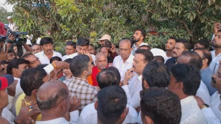 Girish Mahajan interacting with citizens regarding road widening