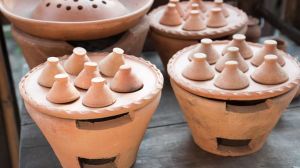 मातीच्या भांड्यांमध्ये शिजवलेल्या भाज्या तुम्ही चाखल्या आहेत का? जाणून घ्या त्याचे फायदे