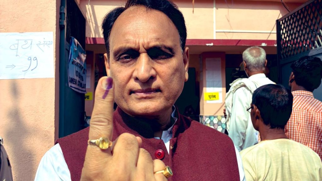 काँग्रेस आणि आपने भाजपाचे नते राकेश सिन्हा यांच्यावर गंभीर आरोप केले आहेत. (X/@RakeshSinha01)
 