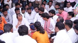 Ajit Pawar : अजित पवारांकडून संतोष देशमुख कुटुंबाची भेट, काँग्रेसाचा धनंजय मुंडेंचं नाव घेत थेट हल्ला; म्हणे, “एक काय ती भूमिका…”