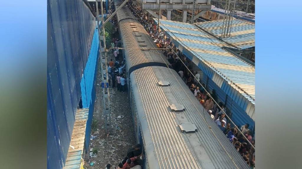 vasai diva memu train overcrowding puts passengers at risk vasai news vasai diva memu train overcrowding puts passengers at risk vasai news