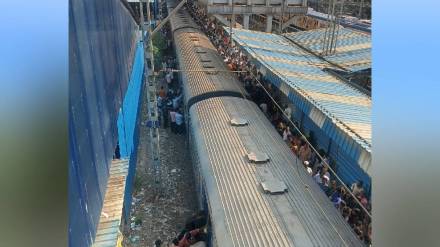 vasai diva memu train overcrowding puts passengers at risk vasai news vasai diva memu train overcrowding puts passengers at risk vasai news