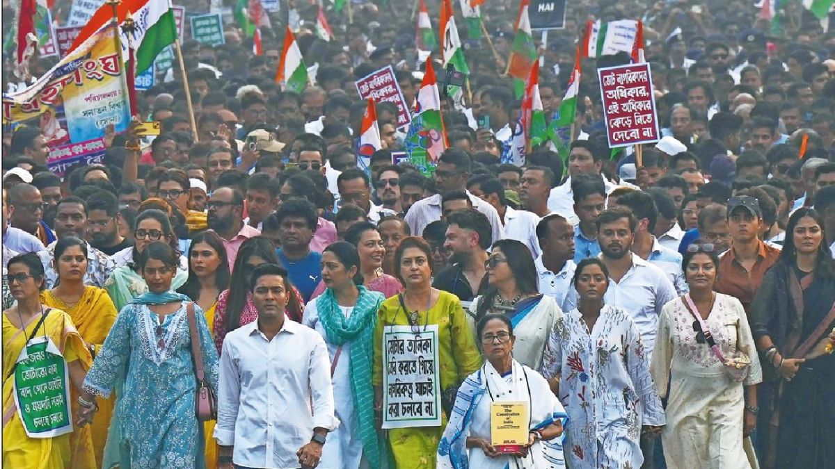 mamata Banerjee leads protest against SIR voter list reverification in kolkata
