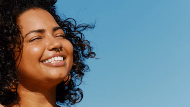 Walking improves brain health and helps control Alzheimer’s symptoms.