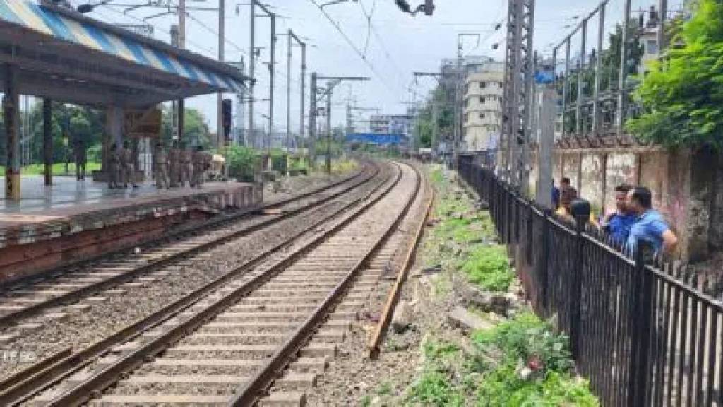 मुंब्रा रेल्वे अपघात: दोन रेल्वे अभियंत्यांविरोधात गुन्हा दाखल (लोकसत्ता टिम) 