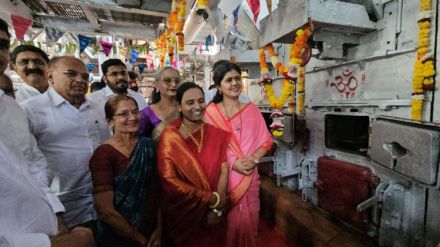 pankaja munde hints political speech during omkar sugar season inauguration shahada