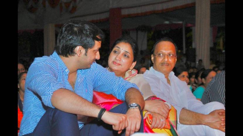 parth pawar with family