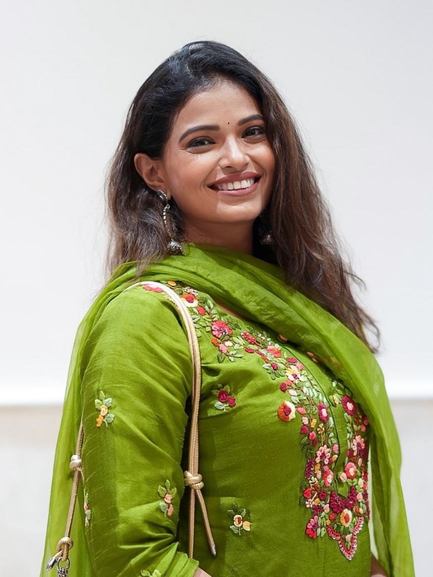 tharala tar mag priyanka tendolkar new home in mumbai at 29th floor