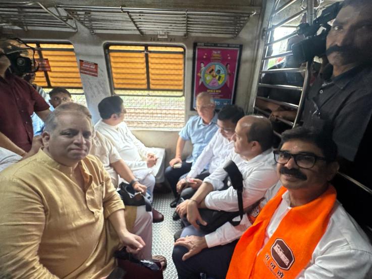 raj-thackeray-seating-in-mumbai-local