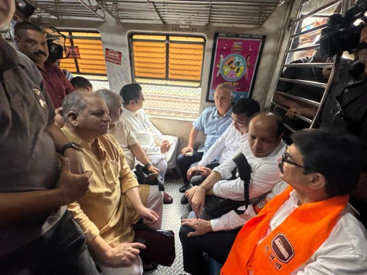 raj-thackeray-travel-in-mumbai-train