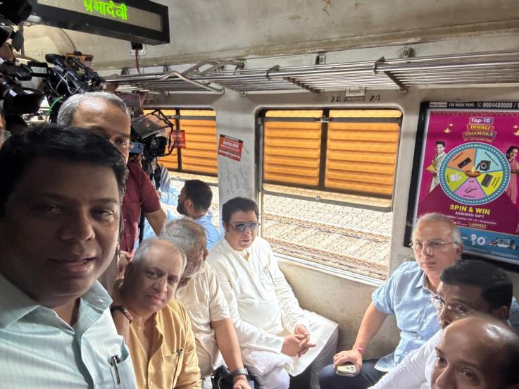 raj-thackeray-traveling-in-train
