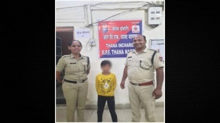 scared minor boy found alone in amravati express nagpur railway rpf nanhe farishte rescue scared minor boy found alone in amravati express nagpur railway rpf nanhe farishte rescue