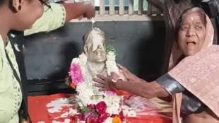 Shivaji Mahara  devotees dugdhabhishek to Chhatrapati Shivaji Maharaj statue