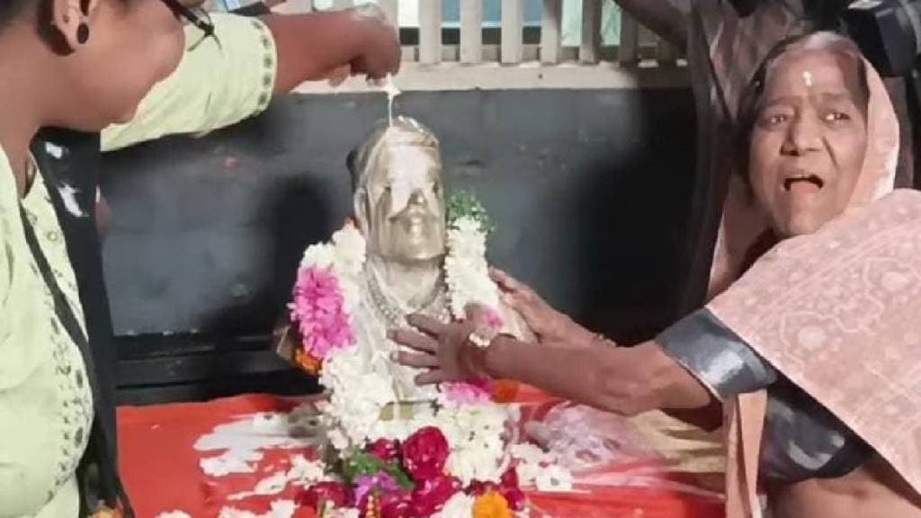Shivaji Mahara  devotees dugdhabhishek to Chhatrapati Shivaji Maharaj statue