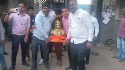 पुण्यातील मामलेदार कचेरीतील छत्रपती शिवाजी महाराजांचा पुतळा हटवल्याने शिवप्रेमी संघटनांचे ठिय्या आंदोलन