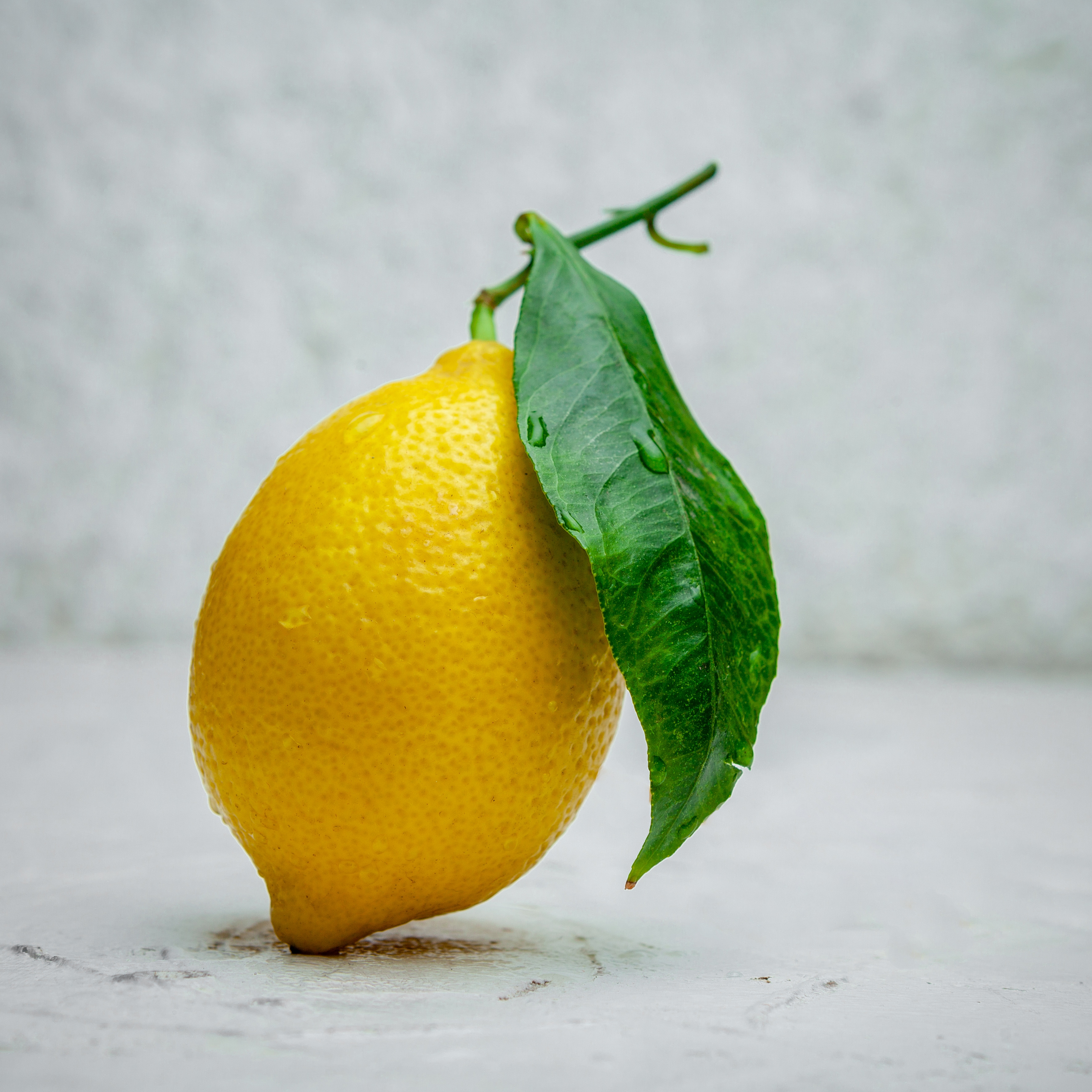 Papaya with lemon juice for a healthy morning.