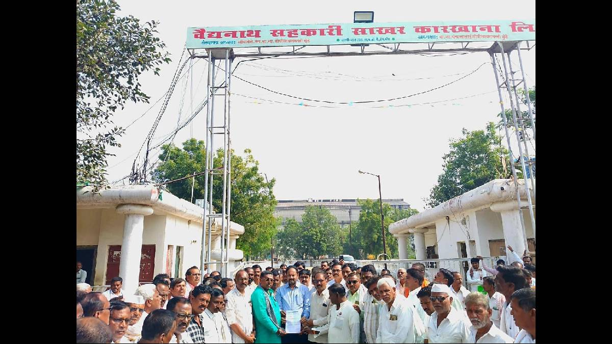 Sugarcane price agitation breaks out in Marathwada, reapers shut down in factory area