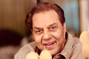 veteran bollywood actor dharmendra admitted to hospital kept in the icu doctors give health update