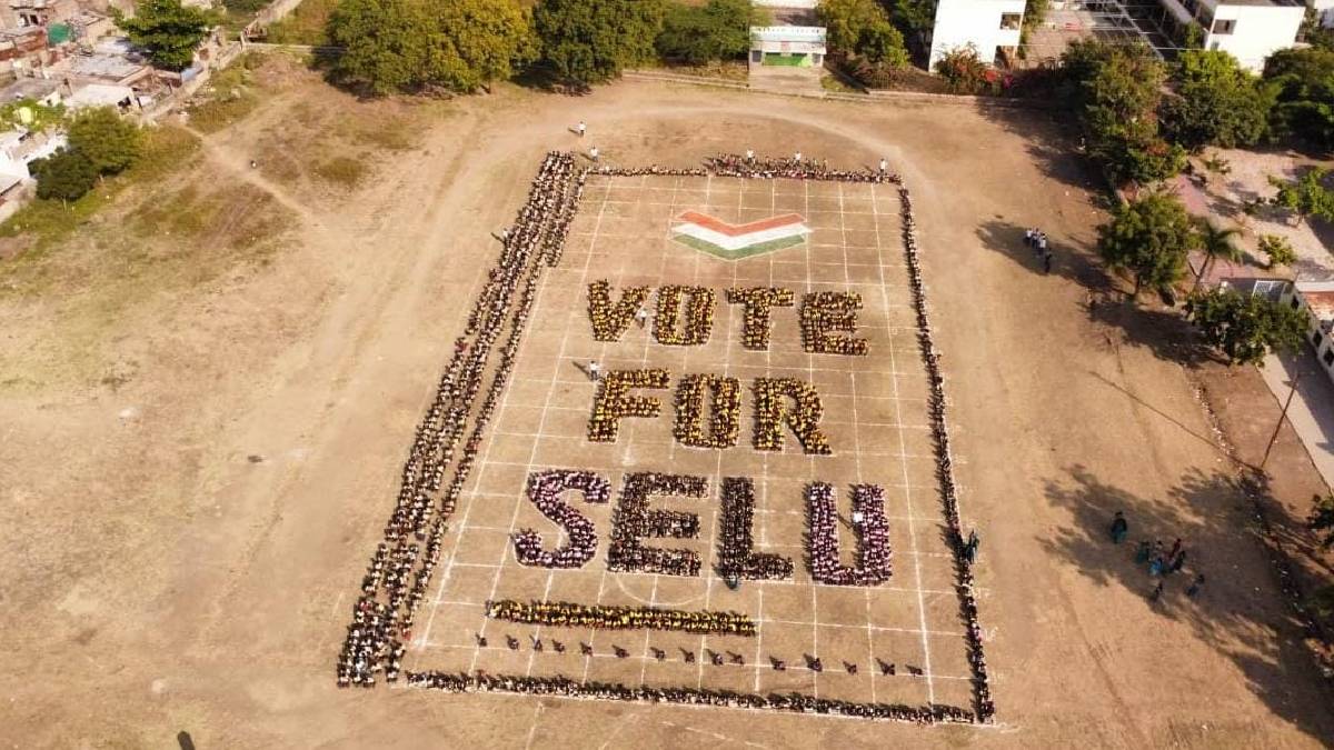 A human chain of 20,000 four-member 'Vote for Selu' formed 2,100 feet from the new school