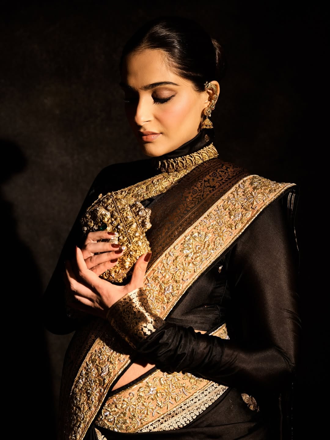 bollywood actress sonam kapoor flaunt baby bump
