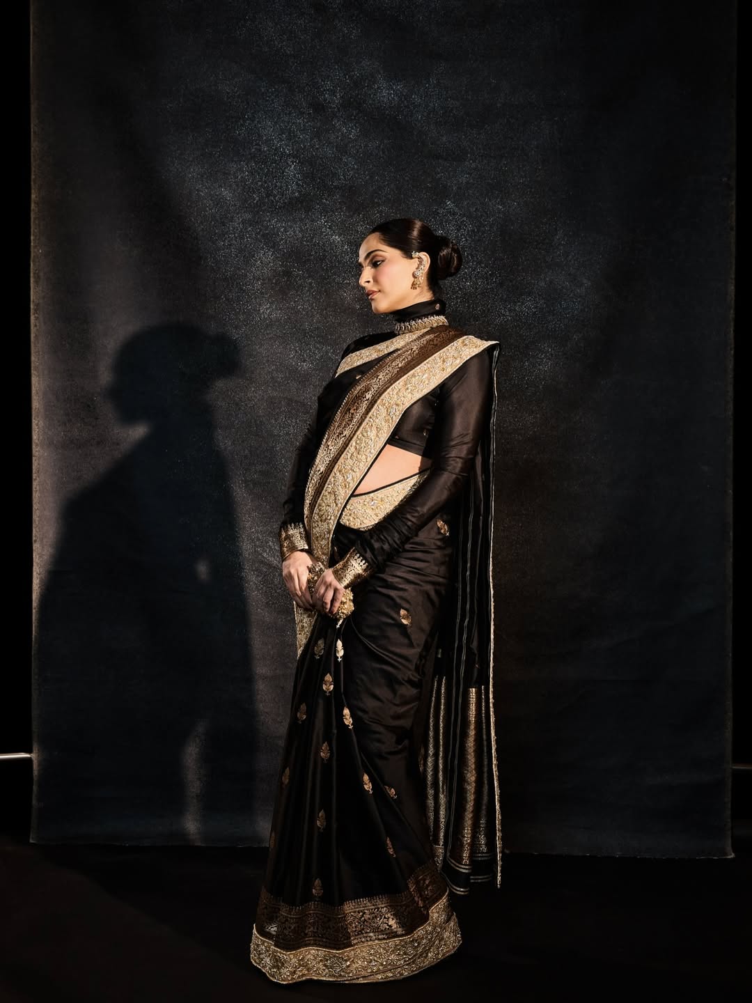bollywood actress sonam kapoor flaunt baby bump