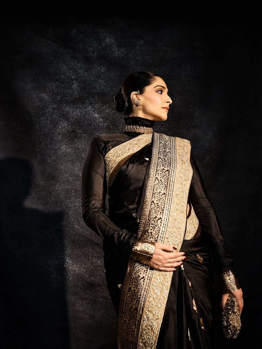 bollywood actress sonam kapoor flaunt baby bump