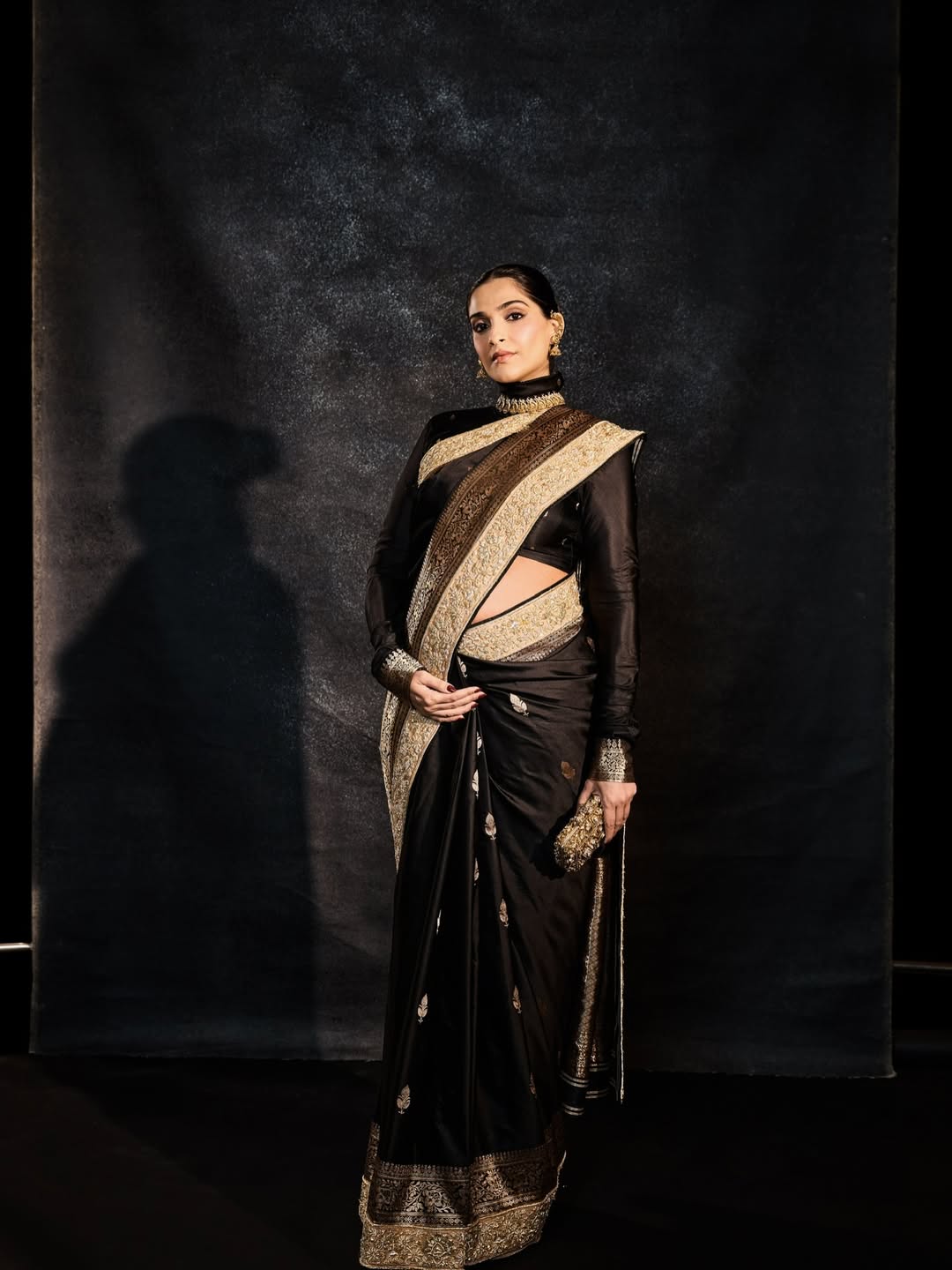 bollywood actress sonam kapoor flaunt baby bump