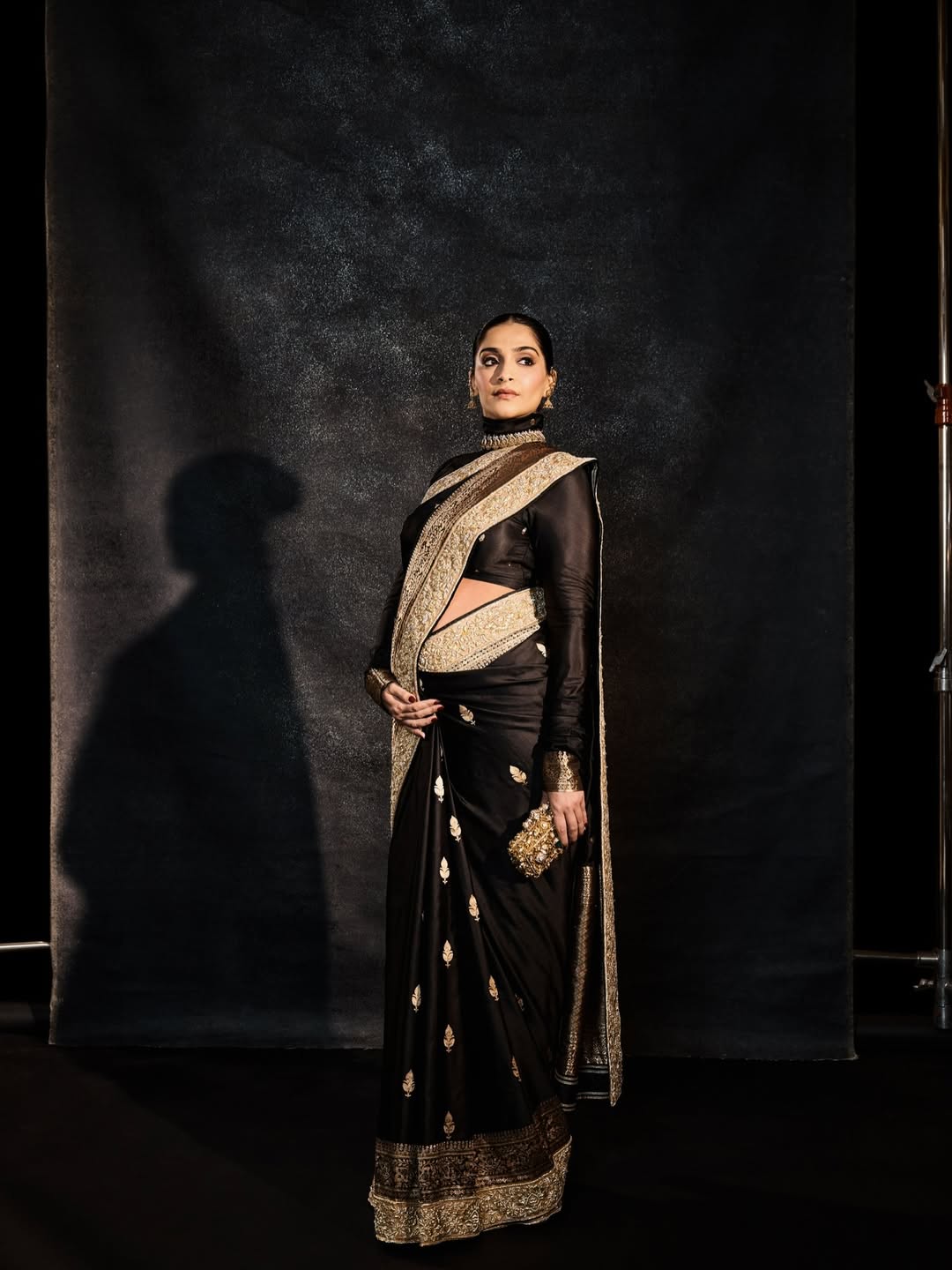 bollywood actress sonam kapoor flaunt baby bump