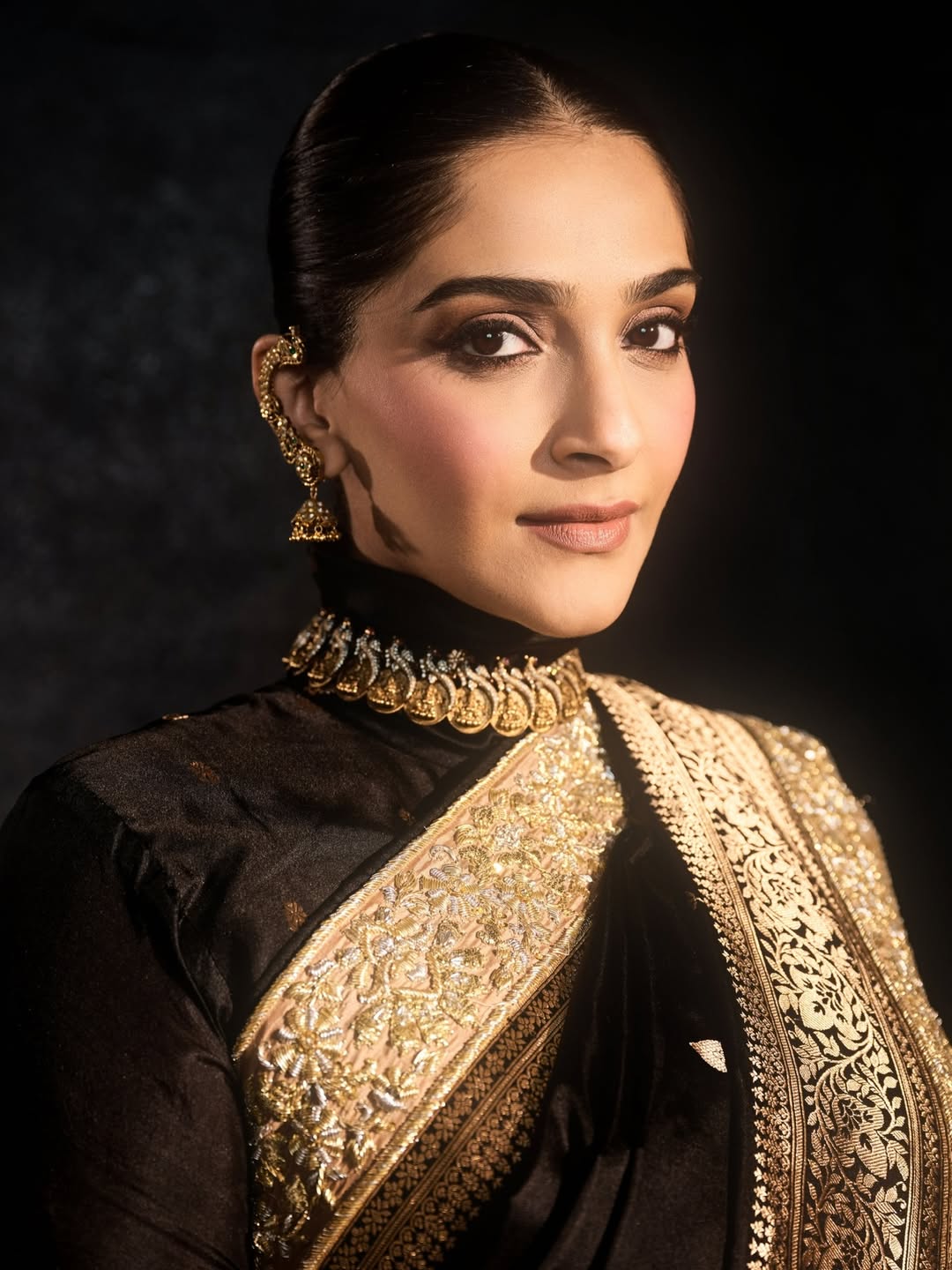 bollywood actress sonam kapoor flaunt baby bump