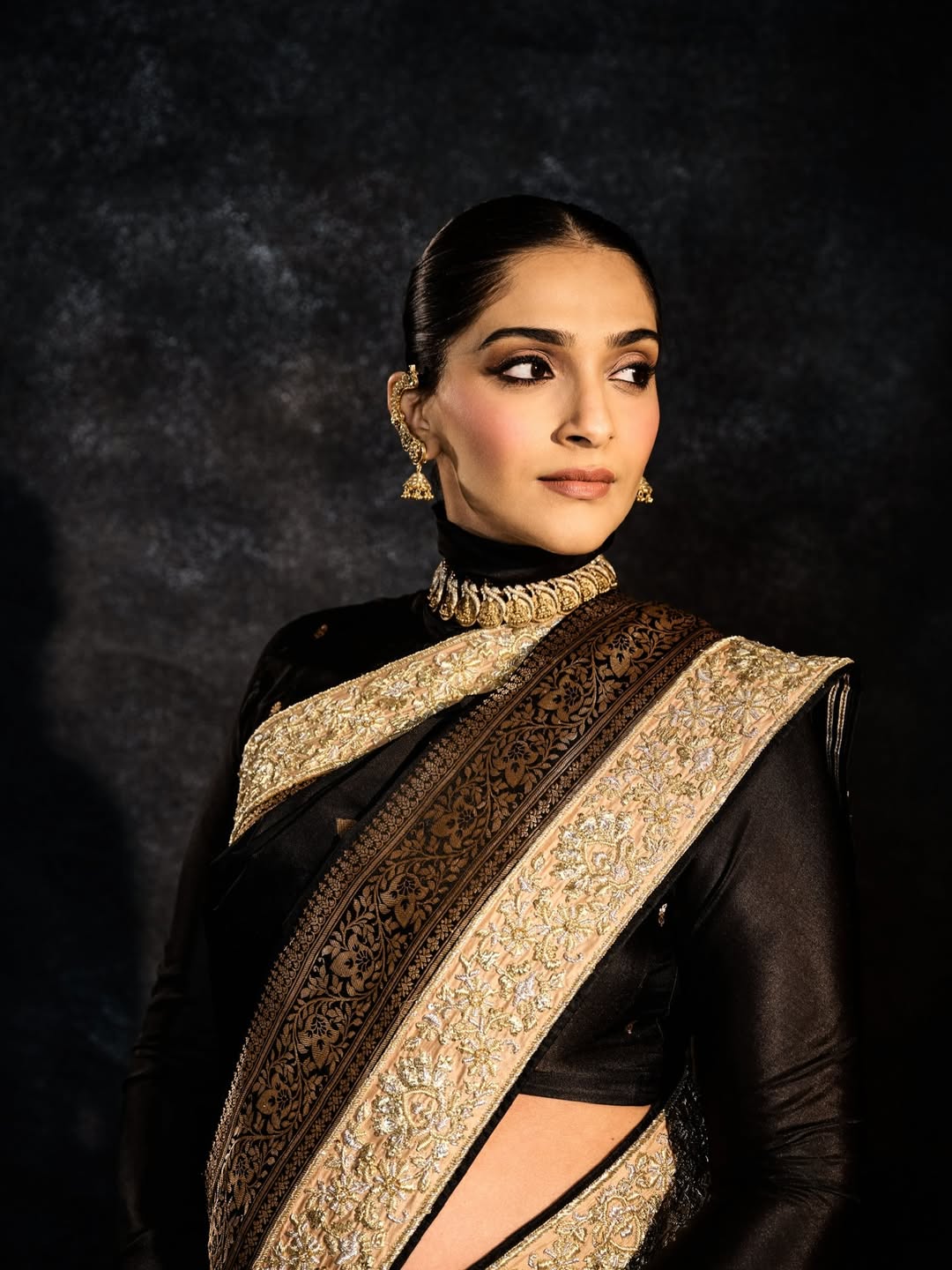 bollywood actress sonam kapoor flaunt baby bump