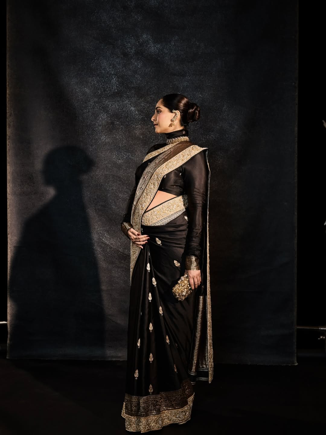 bollywood actress sonam kapoor flaunt baby bump